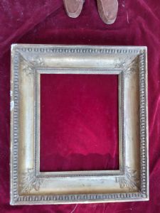 Cornice Impero in legno intagliato e dorato.Quattro angoli  con decorazione a pastiglia fine XVIII° sec. luce cm.42x50